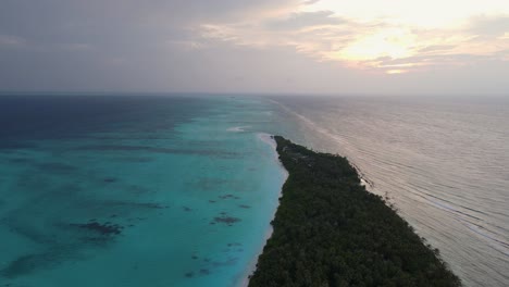 Toma-De-Drones-De-Una-Isla-Tropical-Remota-Después-De-La-Puesta-De-Sol-Durante-El-Atardecer-Con-Cielo-Nublado