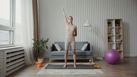 mujer haciendo yoga en casa