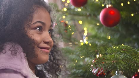 Niña-joven,-por,-árbol-de-navidad