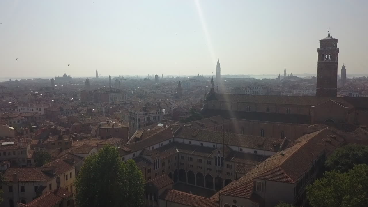 Bassa luce solare con flare, vista aerea velata sui tetti di Venezia, Italia