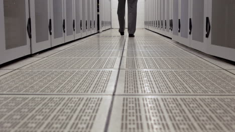 técnico de datos caminando por el vestuario
