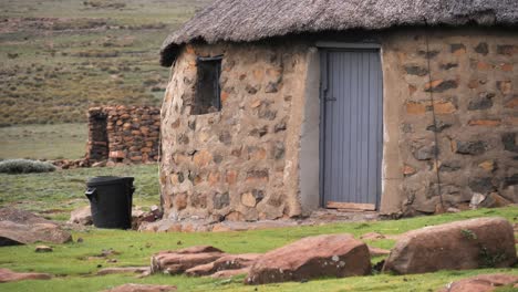 Roedores-Y-Pájaros-Buscan-Comida-En-La-Hierba-De-Una-Casa-De-Campo-De-Piedra-Rústica,-África