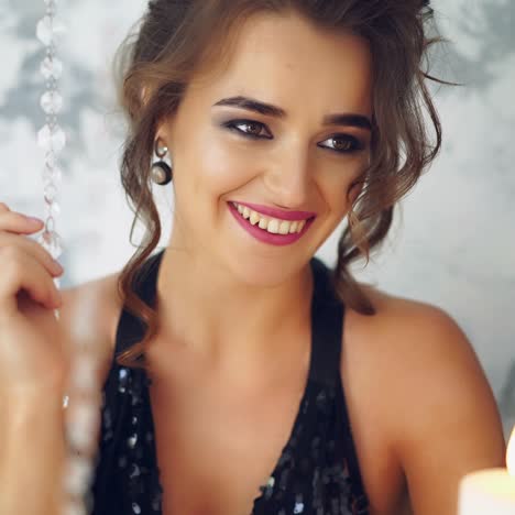 magnífica mujer joven en un lujoso interior clásico