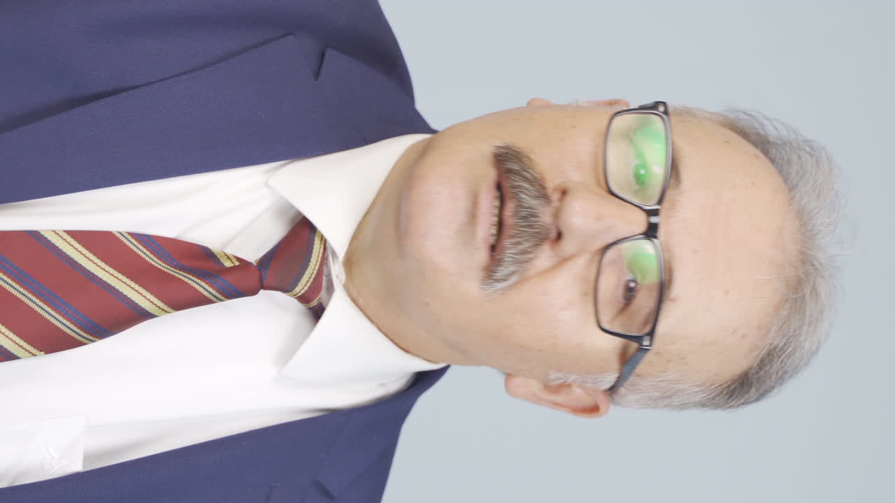 video vertical de una charla con un viejo hombre de negocios.