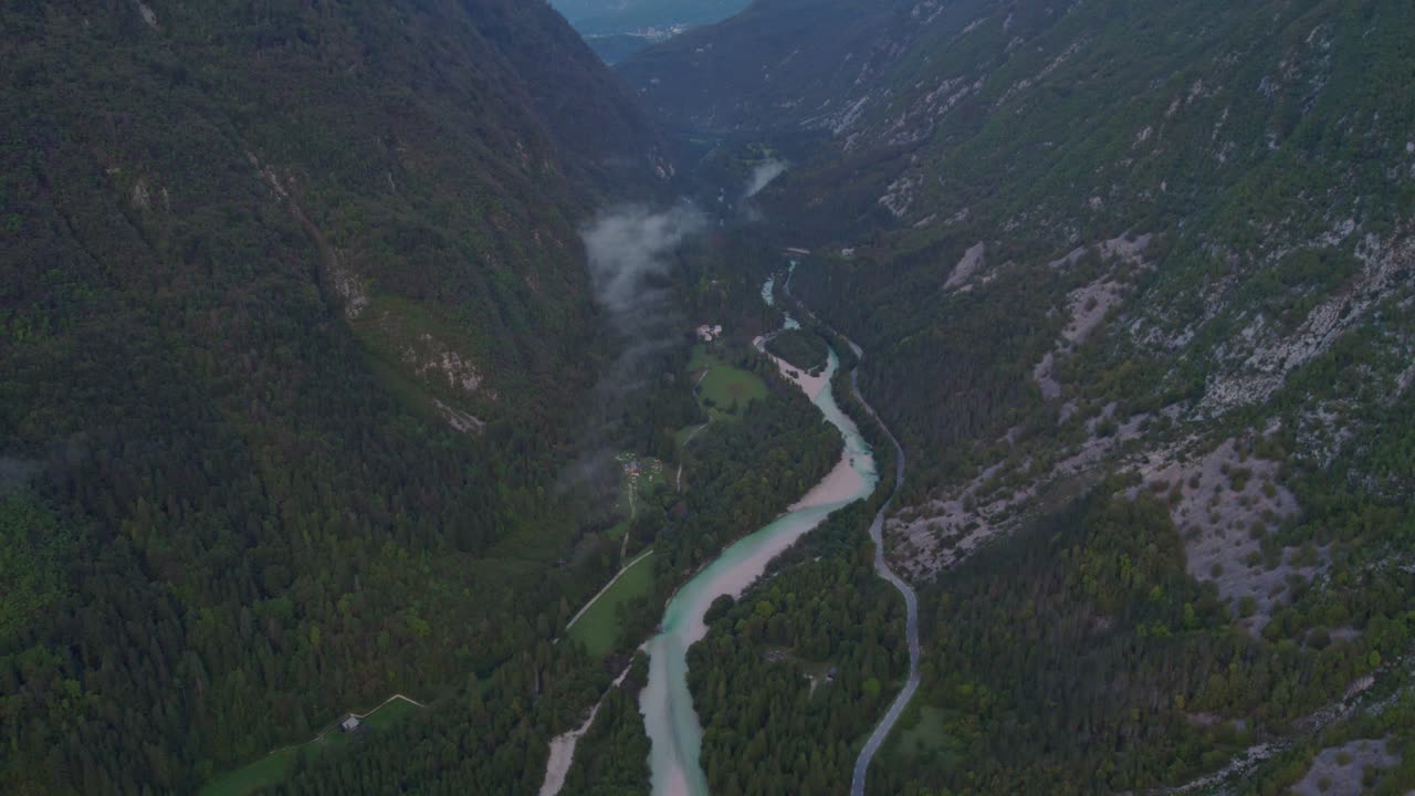 vista aérea del increíble río soca en los alpes julianos durante el amanecer