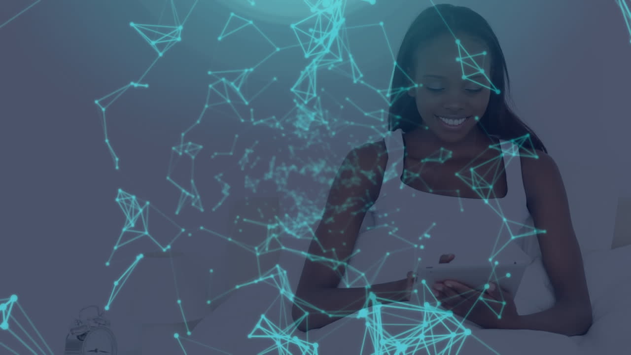 animación de una red de conexiones sobre una mujer sonriente usando una tableta digital