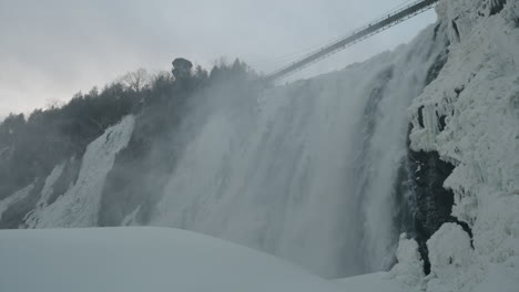 Rutsche-Montmorency---Gefrorene-Montmorency-fälle-Mit-Hängebrücke-Im-Winter-Am-Montmorency-fluss-In-Quebec,-Kanada