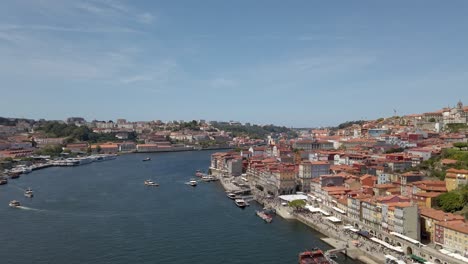 Bonitas-Vistas-De-Los-Barcos-Navegando-Por-El-Río-Duero,-Oporto-En-Un-Día-Soleado