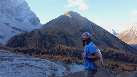 Hiker-pointing-up-in-mountains-Kananaskis-Alberta-Canada