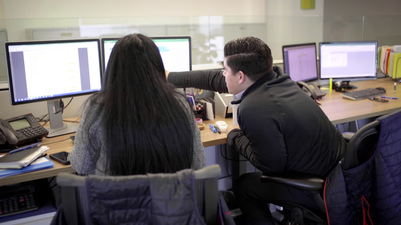 personas que trabajan en una oficina