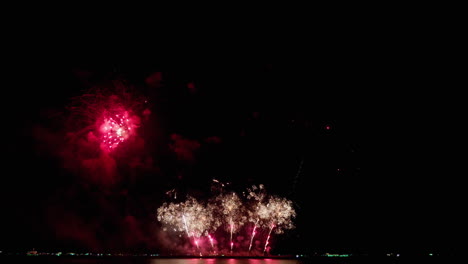 exhibición pirotécnica sincronizada durante el festival internacional de fuegos artificiales de pattaya 2023, en la provincia de chonburi en tailandia