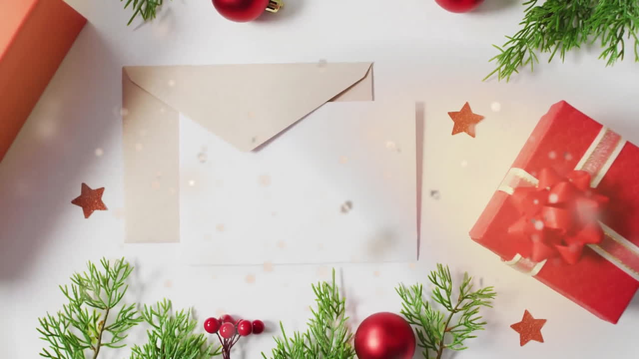 animación de luces amarillas sobre el sobre, regalos y decoraciones sobre fondo blanco, espacio de copia