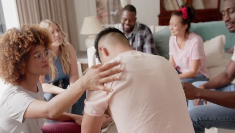 amigos diversos hablando y llorando en terapia de grupo, cámara lenta