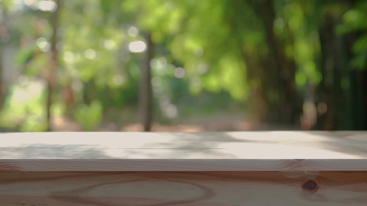 추상적인 자연스러운 흐릿한 보케 배경으로 된 나무 테이블