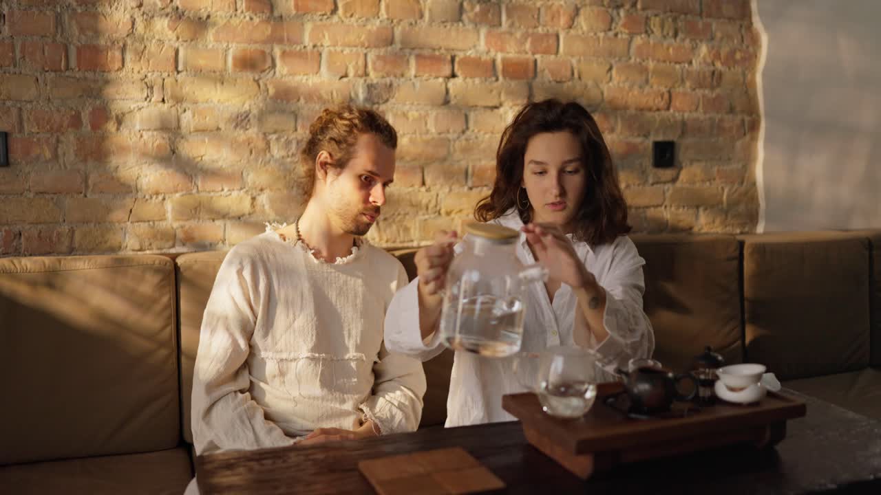 부부가 함께 휴식을 취하고 차를 마시고 있습니다.