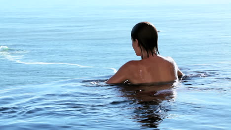 Woman-looking-at-the-sea