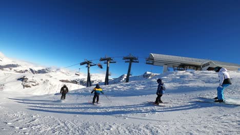 Children-learning-how-to-ski-in-the-mountains