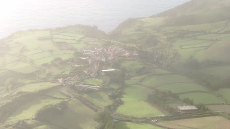 Volando-A-Través-De-Las-Nubes-En-Mosteiro-Viilage-En-Flores-Azores,-Aéreo