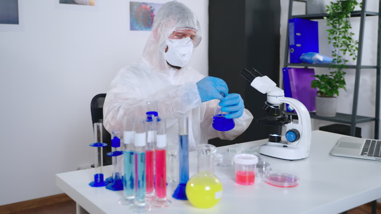 científico con equipo de protección que lleva a cabo experimentos de laboratorio