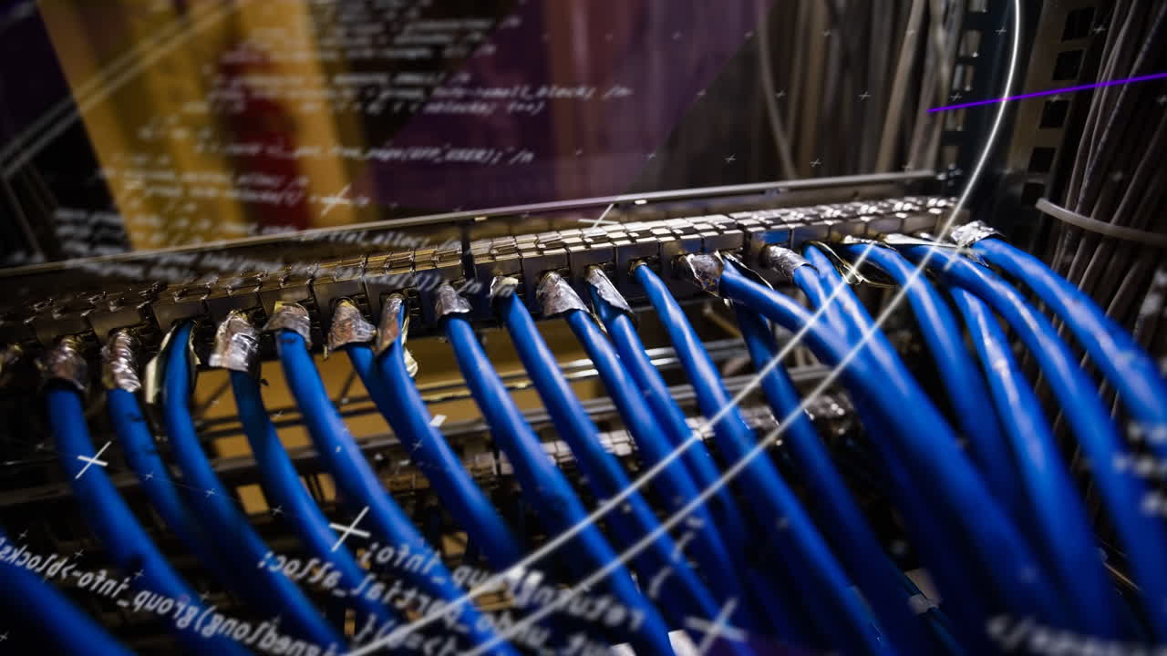 animación del procesamiento de datos y círculos sobre la sala del servidor