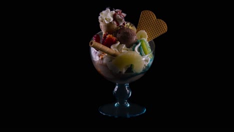 coppa gelato con frutti diversi in 4k