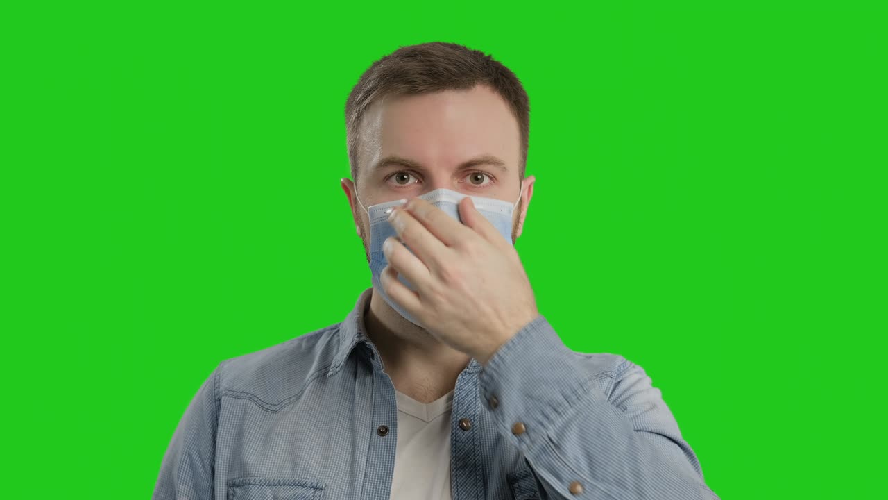 Uomo con maschera protettiva e pollice in su. Uomo che indossa una mascherina medica anti-influenzale