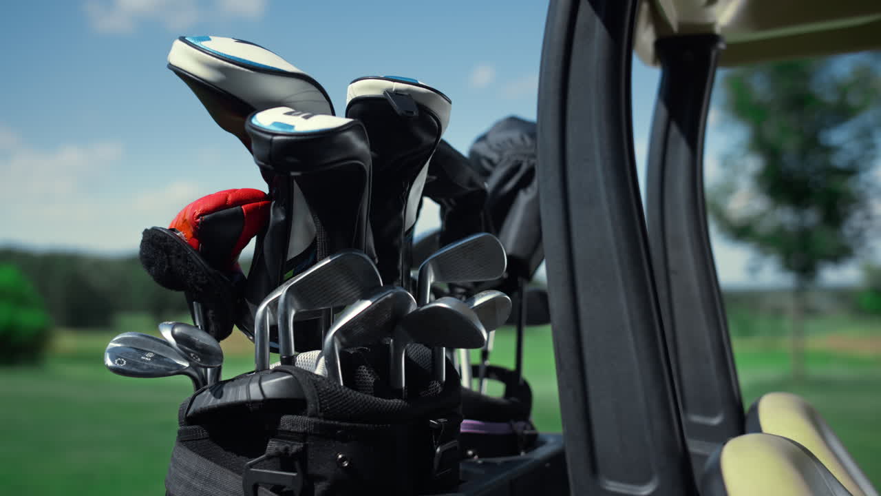 Equipamento de putters de golfe em bolsa de carrinho ao ar livre. Ferramentas de golfe em campo de verão.
