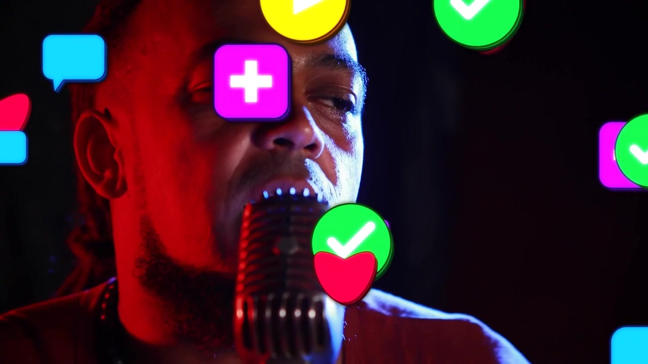 Video verticale: Cantante che suona la chitarra mentre la telecamera si alza, causando icone che coprono il viso per aumentare l'engagement dei fan.
