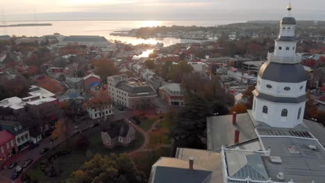 un dron captura imágenes de la histórica casa estatal de maryland mientras vuela hacia la bahía de chesepeake al amanecer