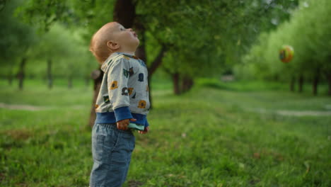 Süßer-Kleiner-Junge,-Der-Durch-Den-Sommerpark-Geht