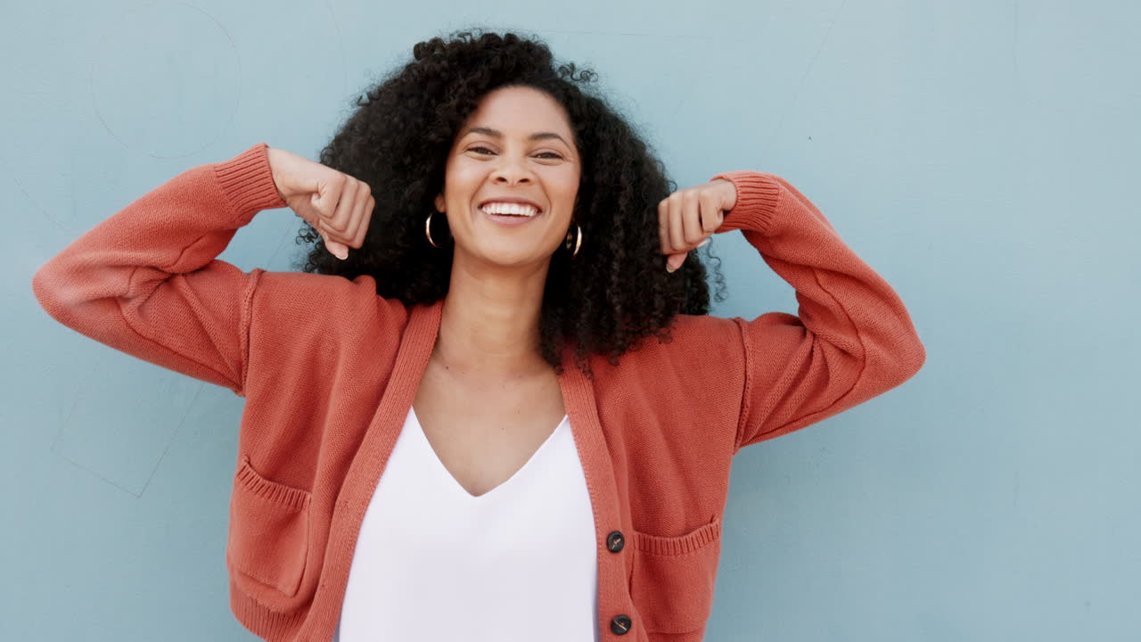 fuerte, músculo y bíceps con una mujer flexionando