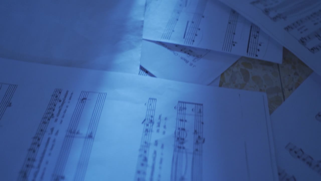 feuilles de notes sur le sol