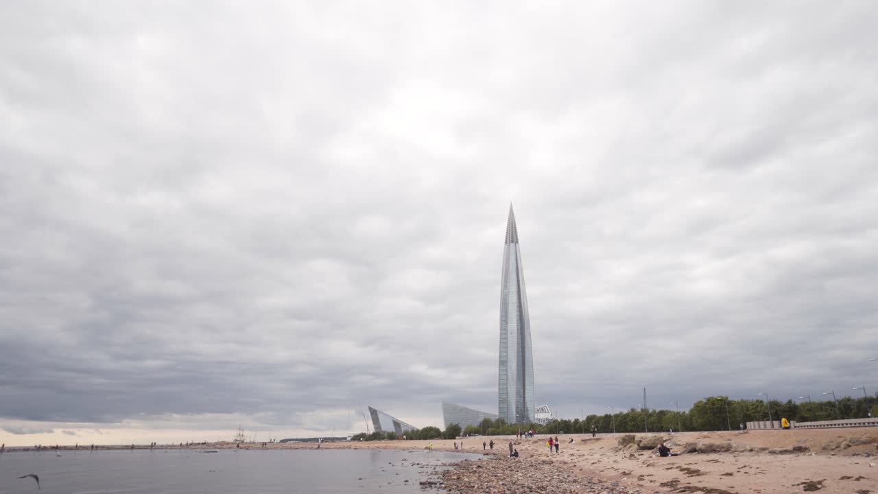 современный небоскреб на облачном пляже