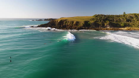increíble toma de drones de surfistas y olas en coffs harbour emerald beach