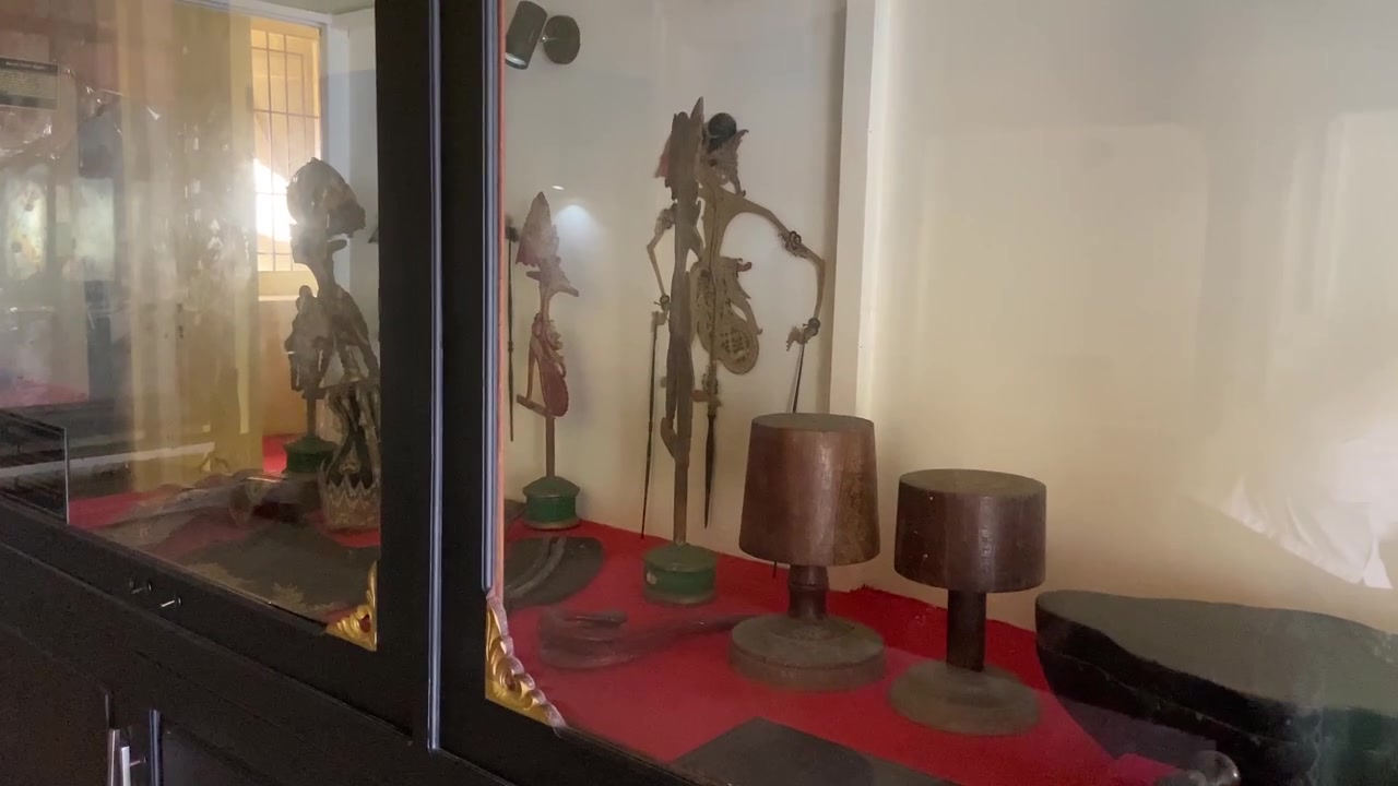 Títeres de sombra Wayang Kulit tradicionales de Indonesia y artefactos en una exposición de museo