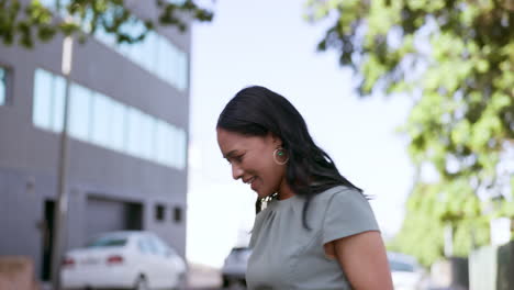 Mujer,-Teléfono-Y-Taxi-De-Olas-Al-Aire-Libre-Para-Negocios