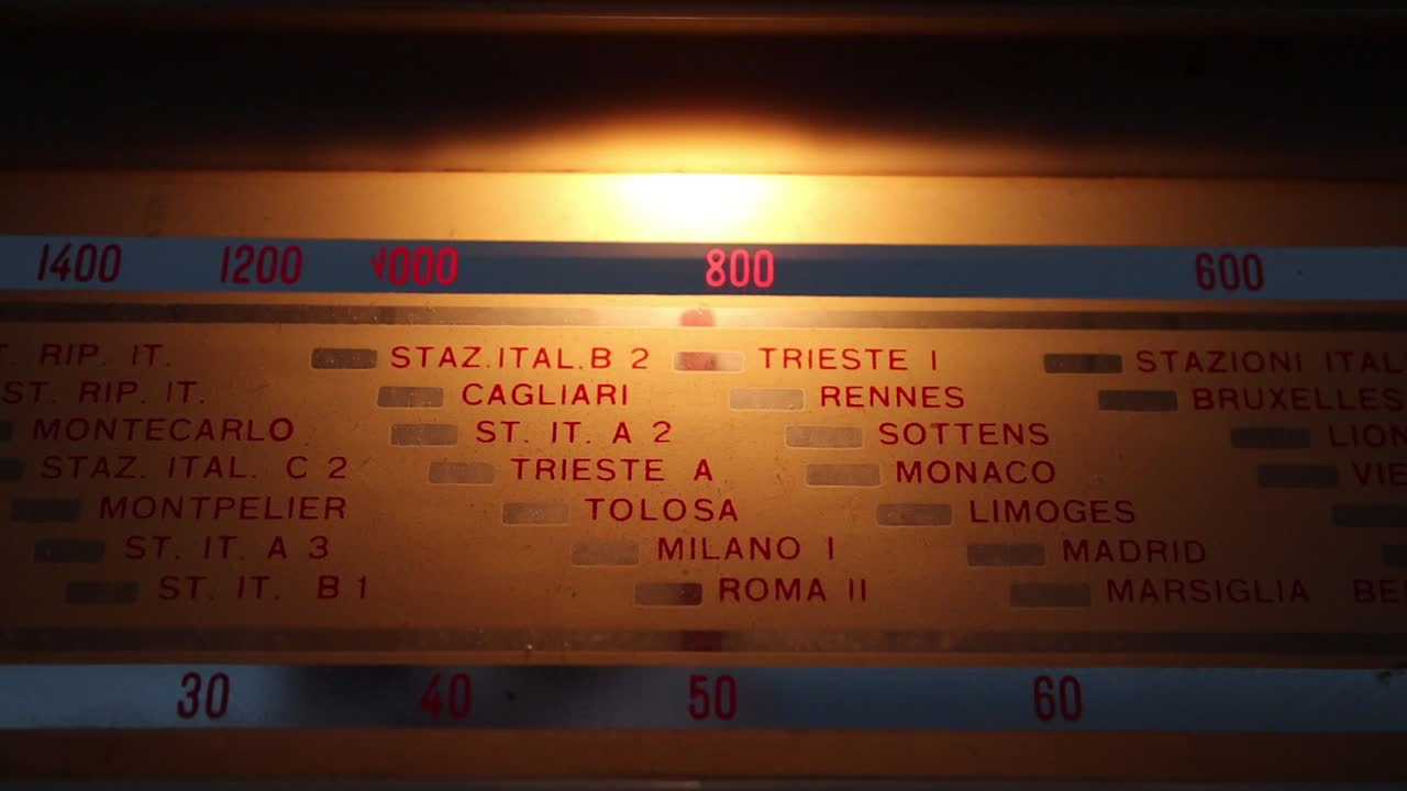 Sintonizzazione di stazioni radio in una vecchia radio italiana
