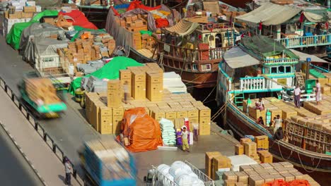 día soleado dubai deira puerto de carga estacionamiento de barcos 4k lapso de tiempo emiratos árabes unidos