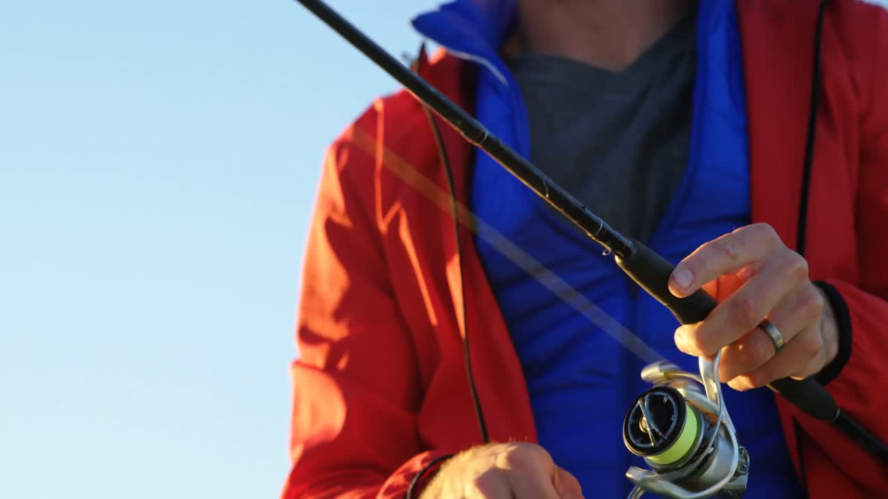 Uomo che pesca nel fiume 4K