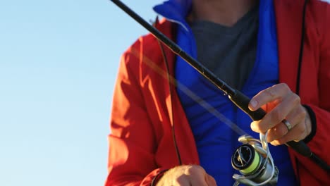 hombre pescando en el río 4k