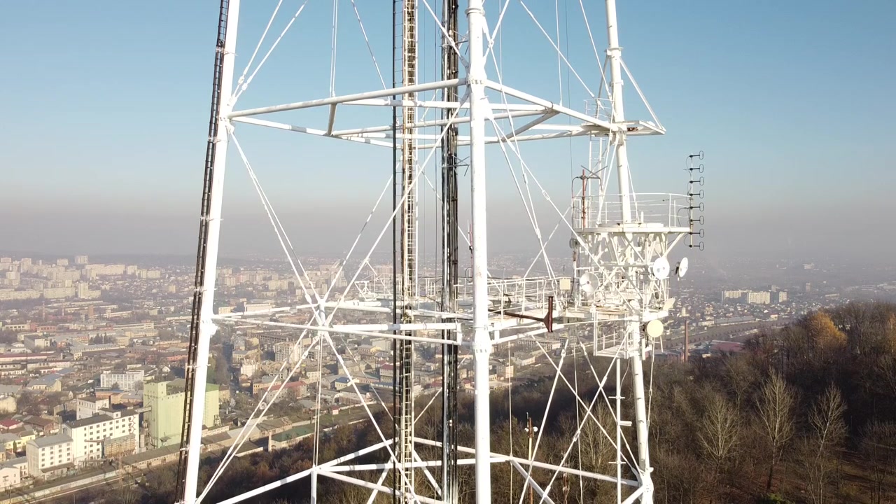Luftaufnahme einer Drohne, die nahe einem Fernsehturm fliegt.