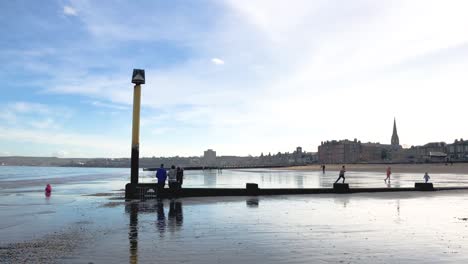 Eine-Familie-Spielt-Bei-Ebbe-Am-Strand