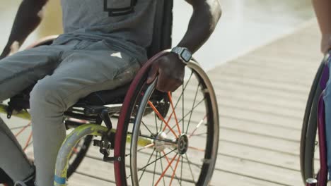 primer plano de un joven afroamericano en silla de ruedas al aire libre