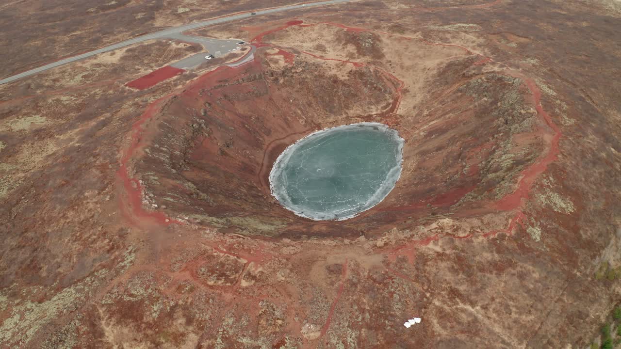 lago kerid del cráter volcánico congelado en el área de grimsnes, al sur de islandia