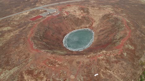 zamarznięte jezioro krateru wulkanicznego kerid w rejonie grimsnes, południowa islandia