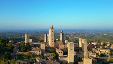 Mejor-Vista-Aérea-Superior-Vuelo-Amurallado-Medieval-Colina-Torre-Ciudad-Toscana-Italia-San-Gimignano