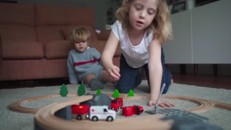 niños jugando con juguetes juego de pista juntos