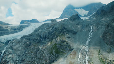 Glaciar-Fellaria-En-Los-Alpes-Desde-Arriba-Durante-La-Primavera