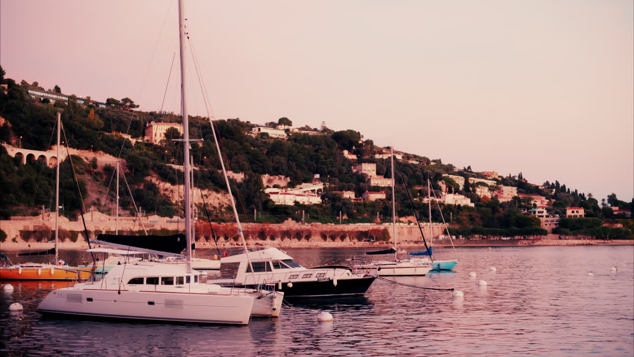 Villefranche-sur-Mer, Francia - 8 dicembre 2024: barche ormeggiate nel Port de Villefranche-sur-Mer di sera