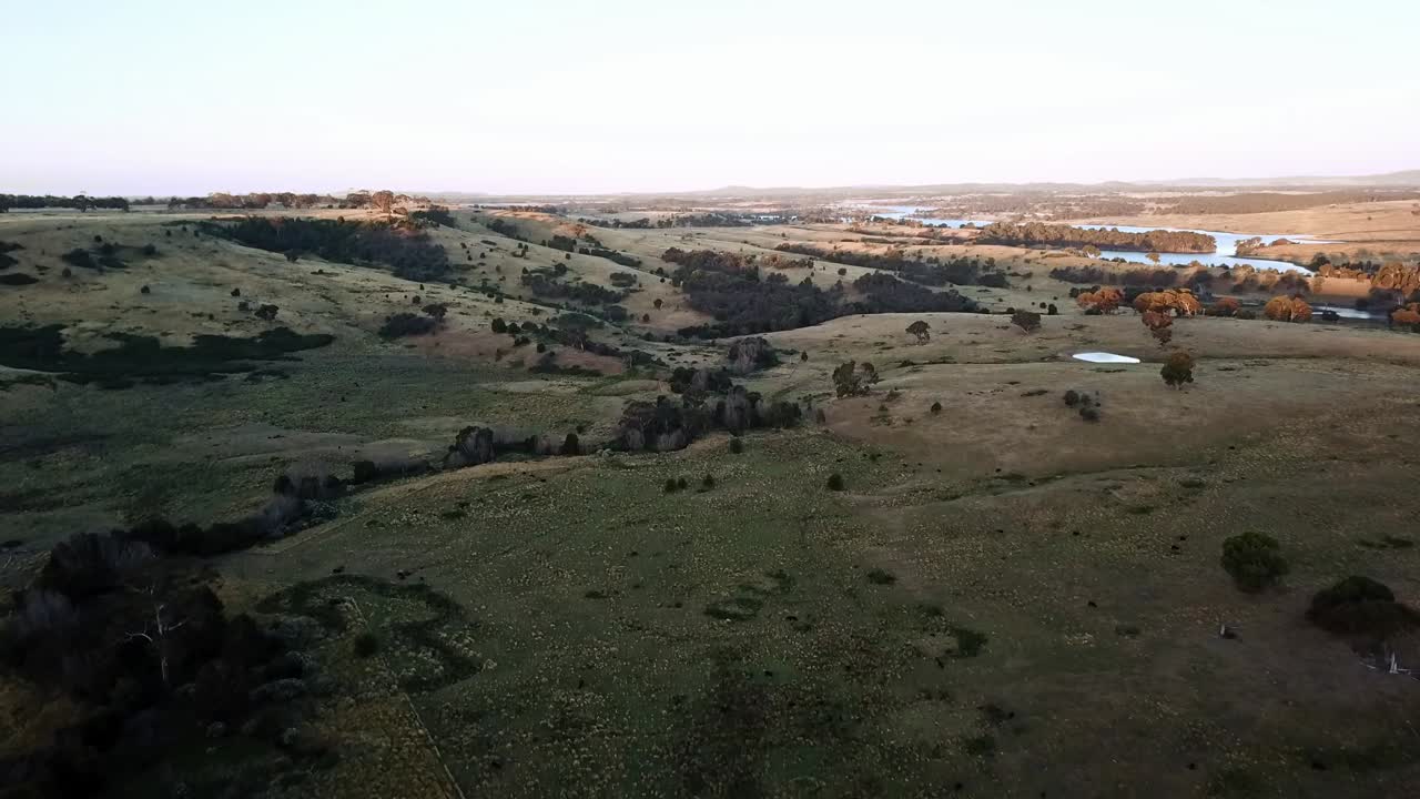 vista aérea sobre el paisaje cerca del embalse colibán superior, victoria, australia, enero de 2019